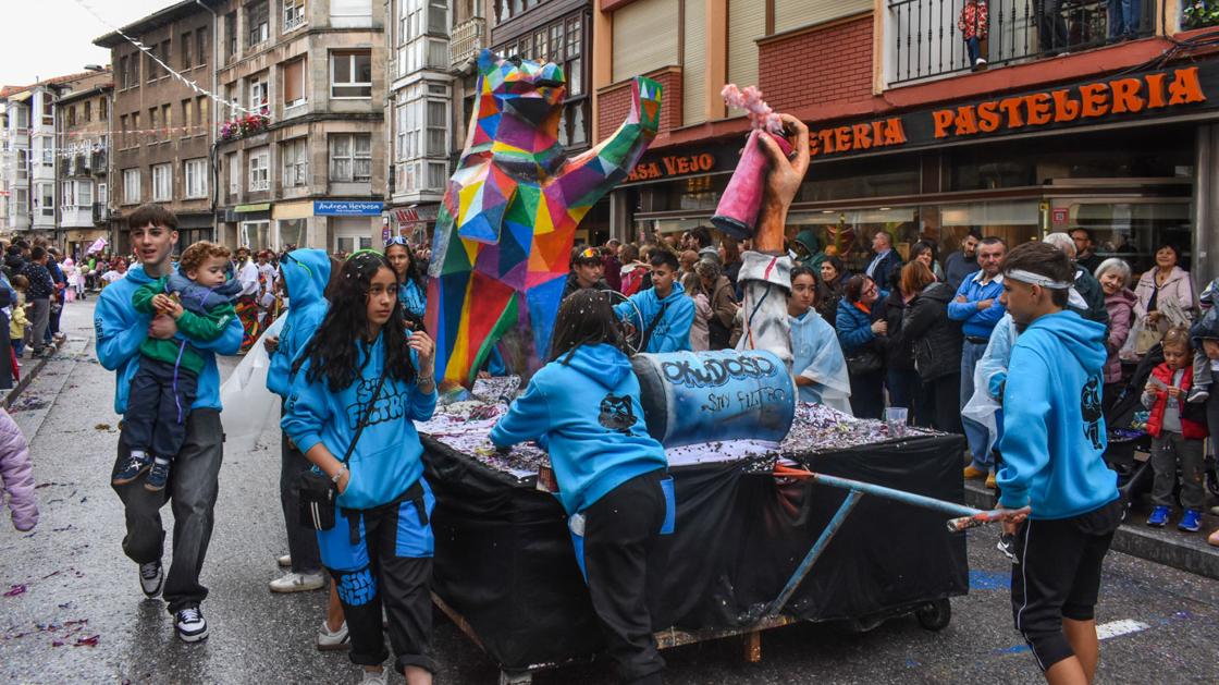 Okuda inspiró alguna de las creaciones de las peñas.