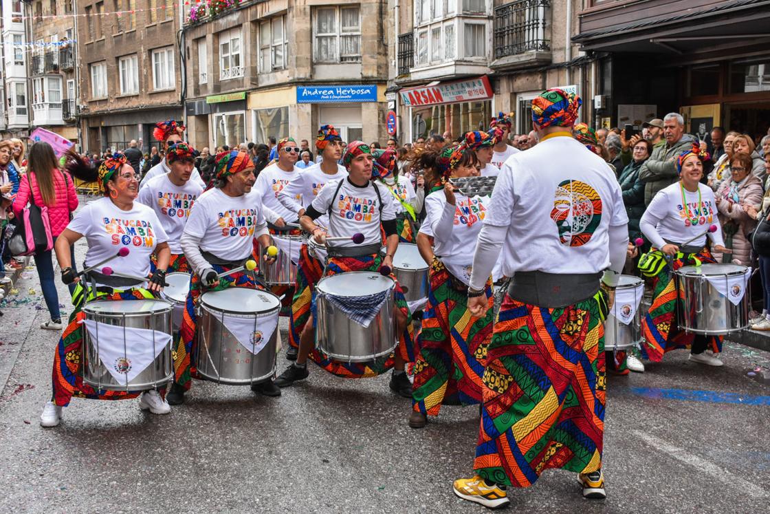 Las peñas y charangas animando el desfile.