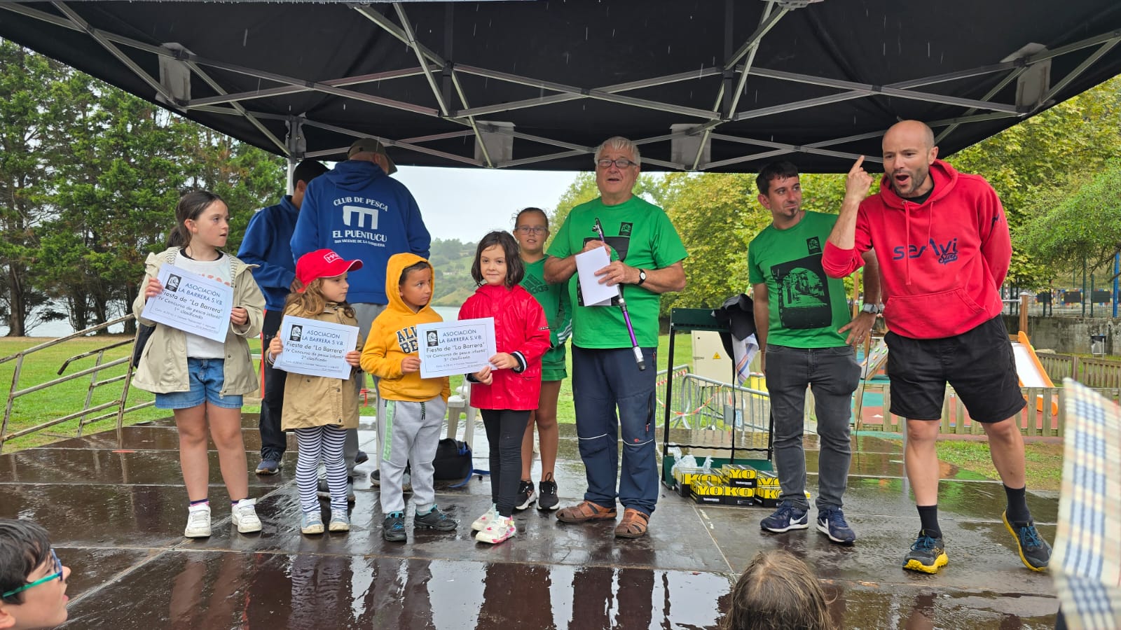 Los ganadores del concurso infantil de pesca deportiva.