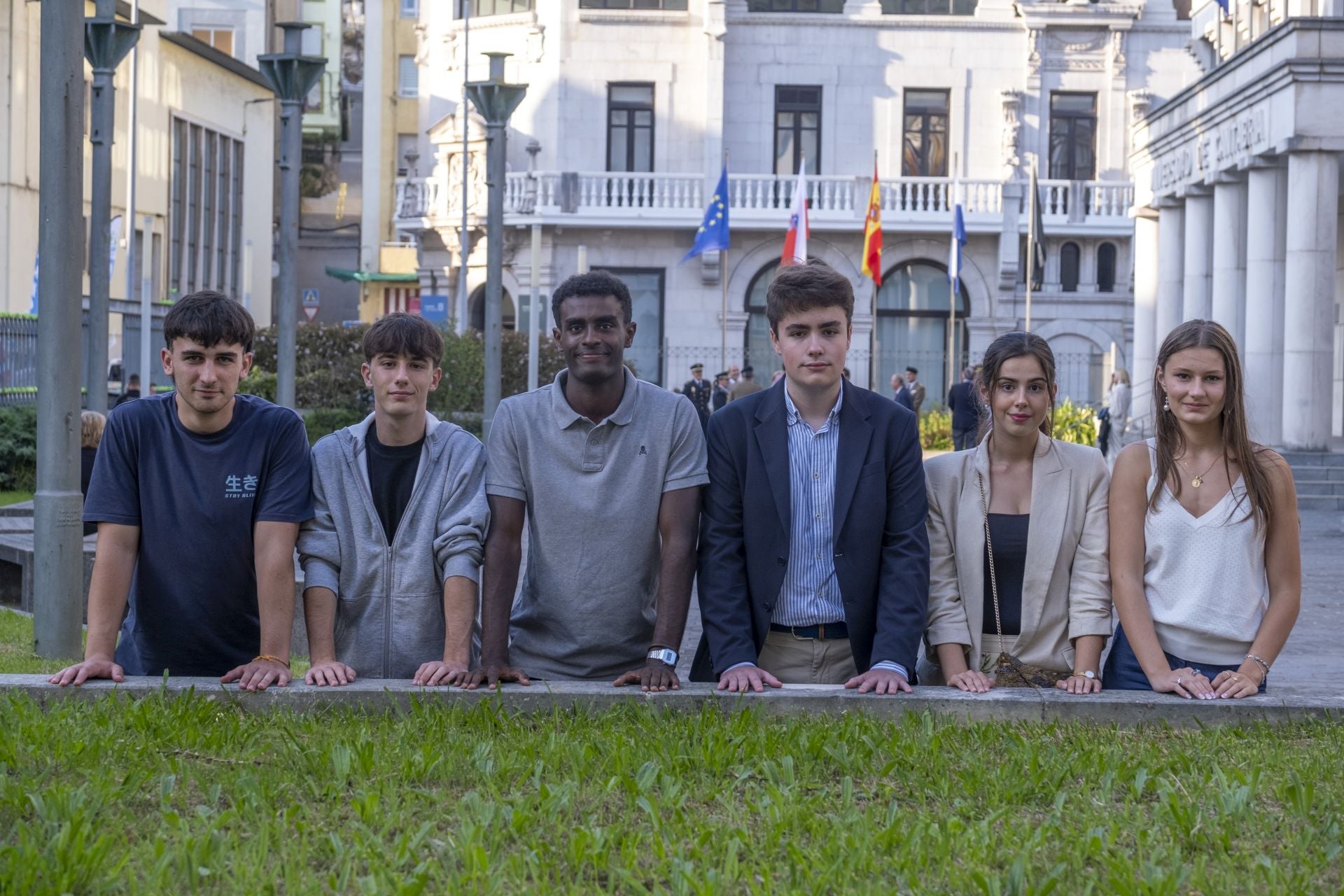 Rubén Pesquera, Pablo Calzado, Sálomon Gutiérrrez, Juan Luis Madariaga, Alejandra Cobo y Cecilia García, en el Paraninfo de la UC.