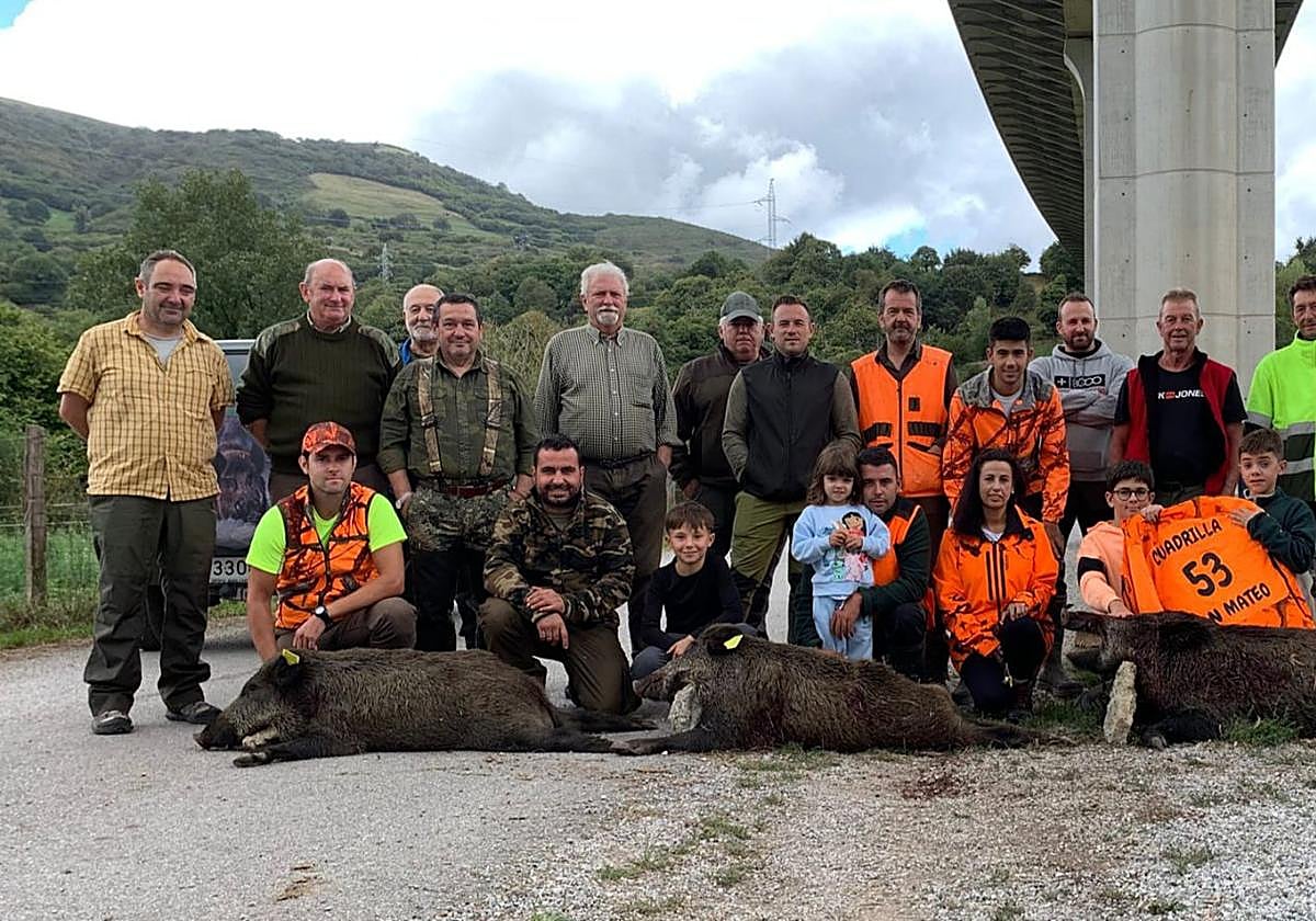 Miembros de la cuadrilla 53, capitaneada por Óscar Solar, con los cuatro jabalíes que abatieron en el lote de Montequemado.