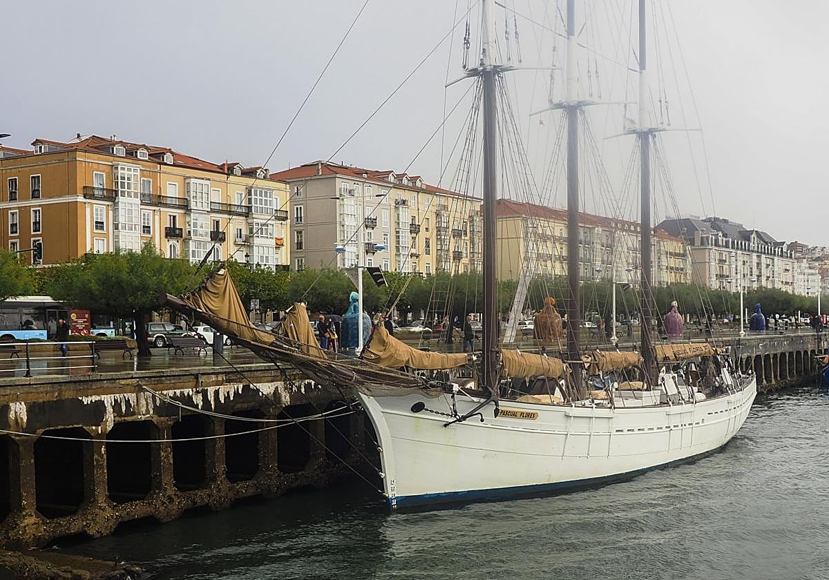 El velero Pascual Flores, atracado en el muelle de Calderón, en Santander.