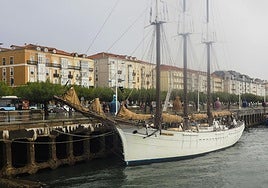 El velero Pascual Flores, atracado en el muelle de Calderón, en Santander.