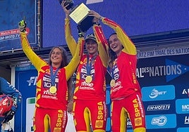 Daniela Hernando (primera de la izquierda), junto a sus compañeras en el podio.