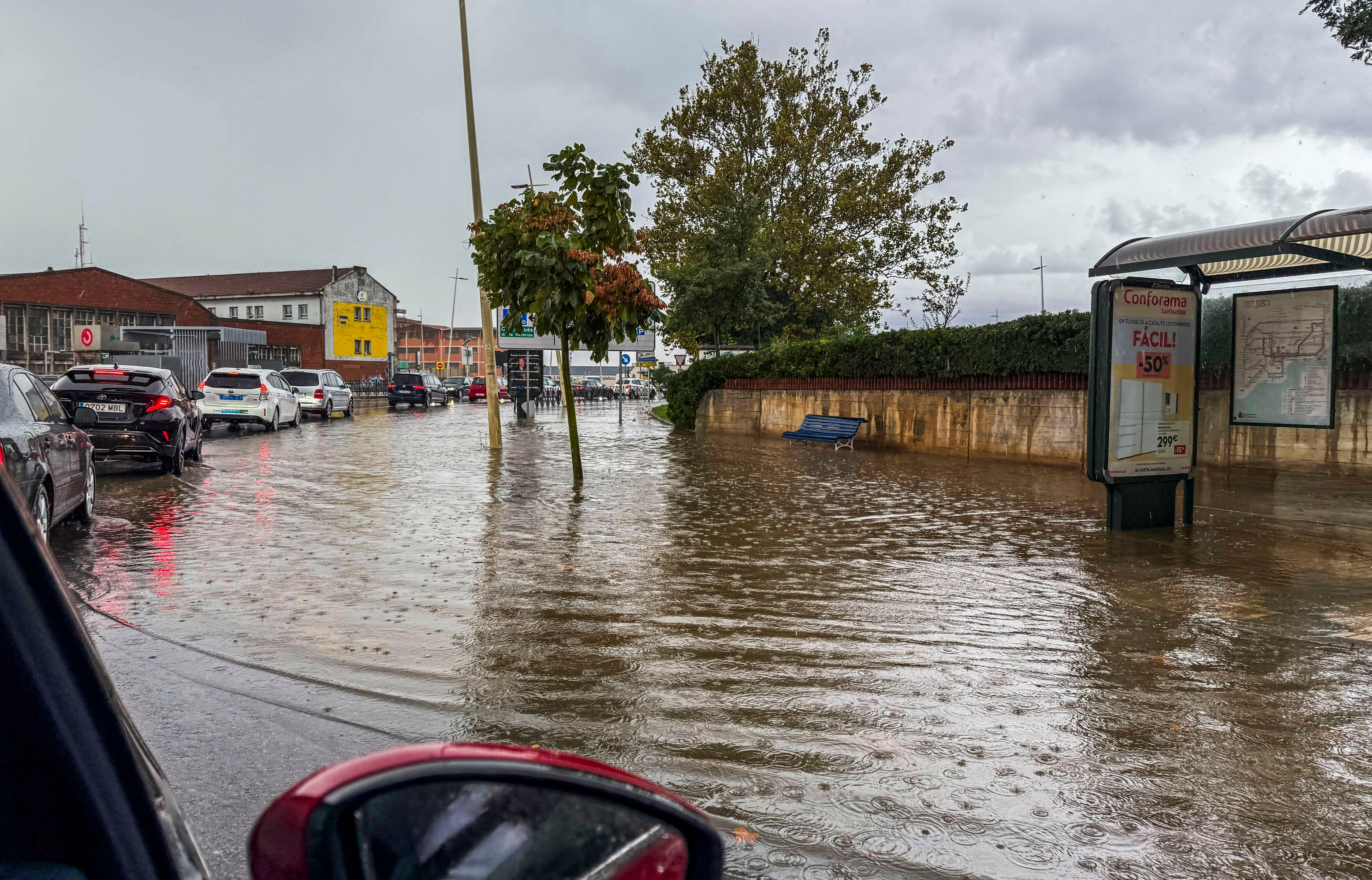 Atascos en Santander provocados por las balsas de agua.