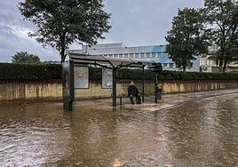 La alerta amarilla ha anegado zonas como Valdecilla Sur o la calle Burgos.