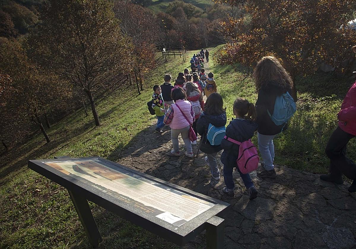 Alumnos de infantil y primaria de la Escuela de Medio Ambiente durante una de las actividades.