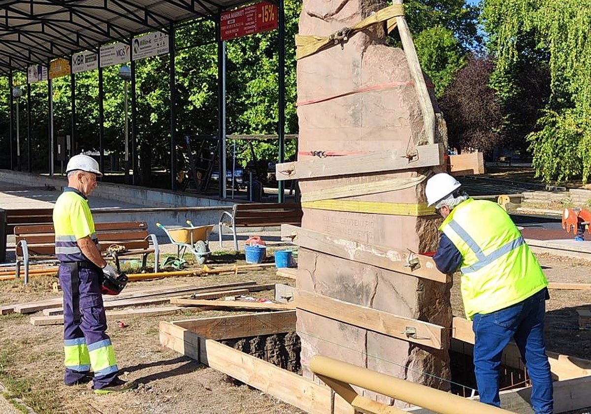 Reubicación del monolito dedicado a Javier Guerrero en Reinosa.