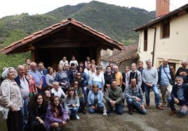 Autoridades, vecinos, conferenciantes y asistentes a las Jornadas Internacionales, junto al hórreo del siglo XVII rehabilitado