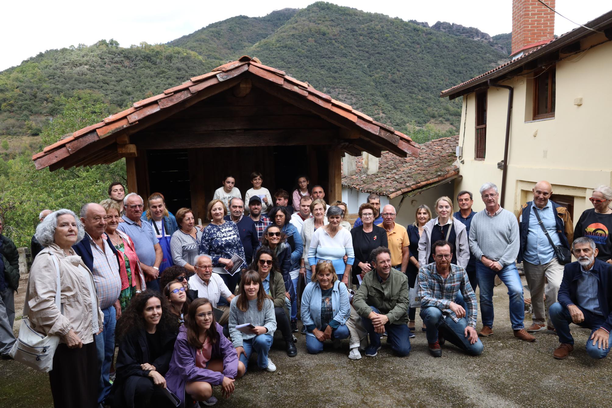 Autoridades, vecinos, conferenciantes y asistentes a las jornadas internacionales, junto al hórreo del siglo XVII rehabilitado.