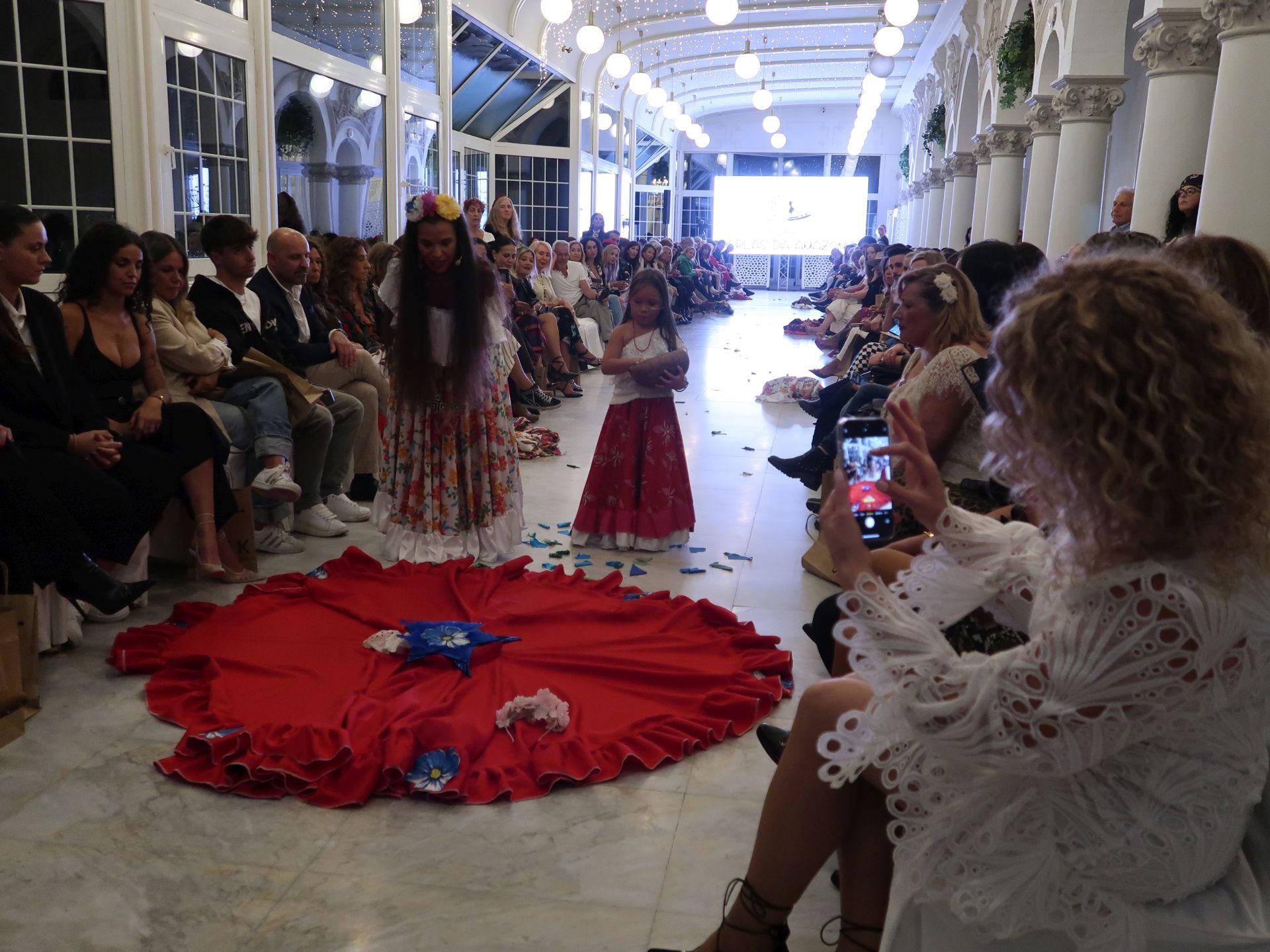 La artista Sandra Moreno junto a su hija Estrela Mondurukú, en desfile de Brasil.
