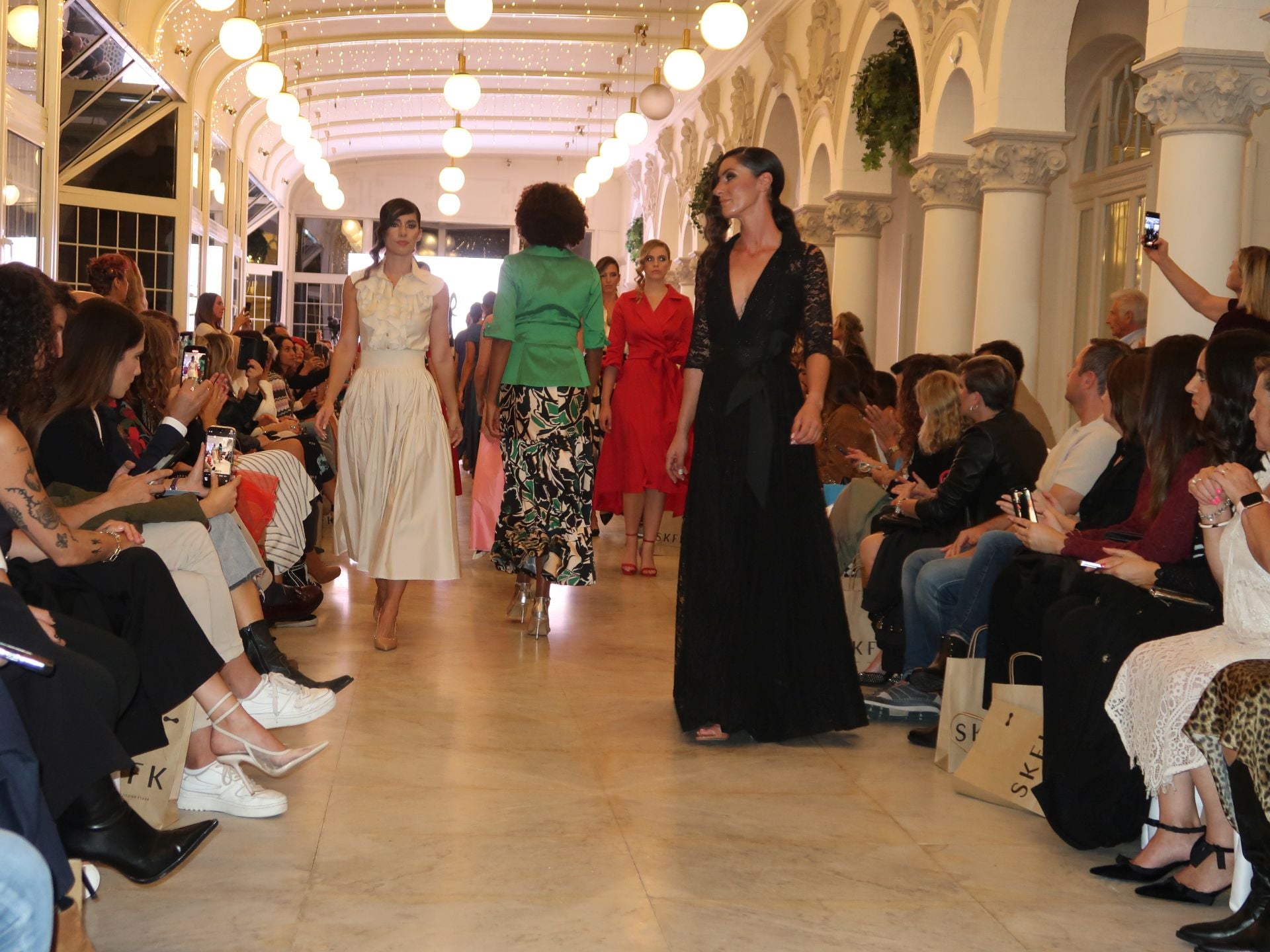 Carrusel de las modelos tras el desfile de Ángel Iglesias.