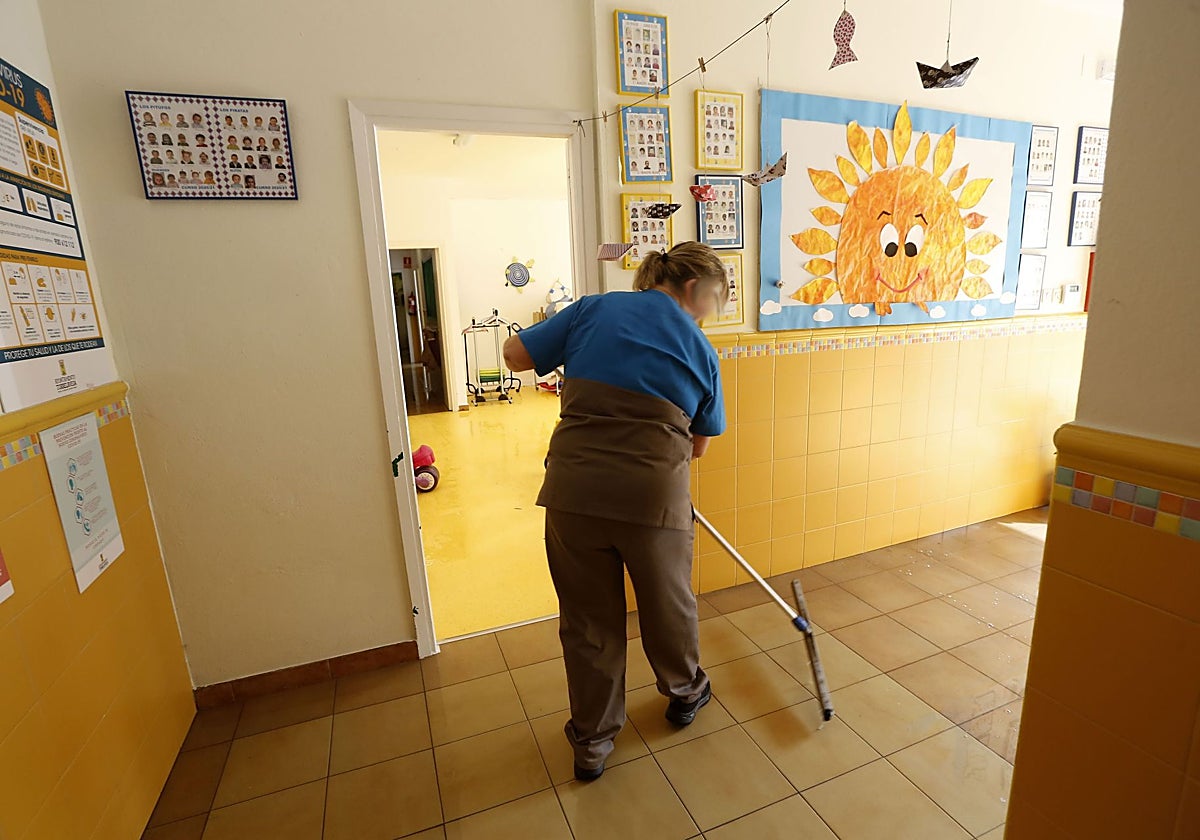 Una trabajadora durante las labores de limpieza en un colegio.