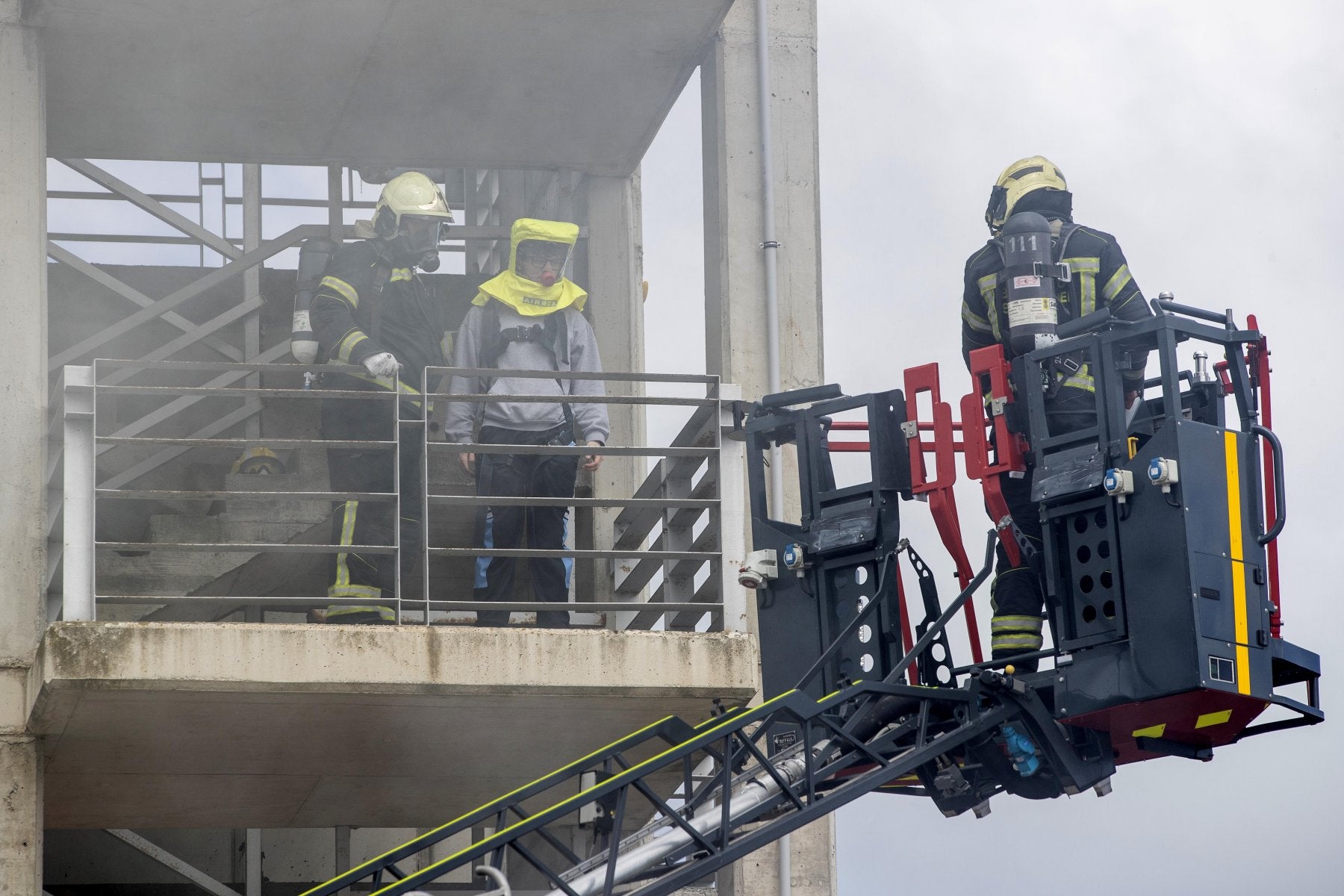 Bomberos de Santander muestran una maniobra durante la jornada de puertas abiertas en su sede.