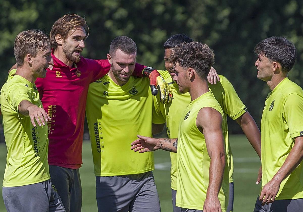 Yeray, en el centro, es rodeado por algunos de sus compañero en La Albericia.