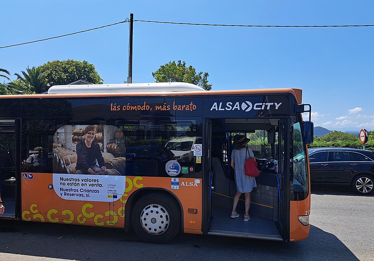 Servicio de autobús lanzadera a la playa de Berria este verano.