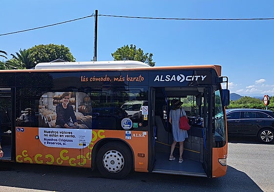 Servicio de autobús lanzadera a la playa de Berria este verano.