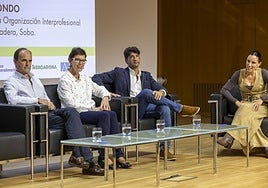 José María Alonso, Charo Arredondo, Julián Terán y Diana del Campo protagonizaron una mesa redonda sobre el valor del sector lácteo.