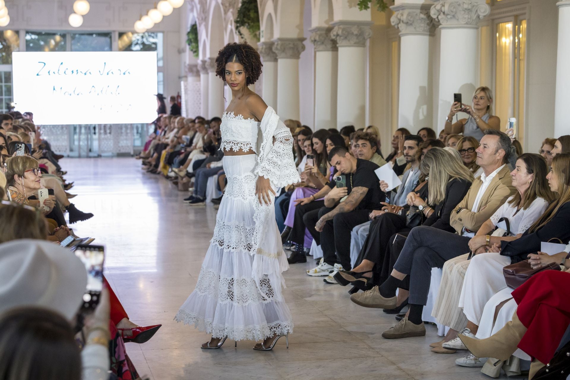 Catalina Castaño, con vestido largo de puntillas.