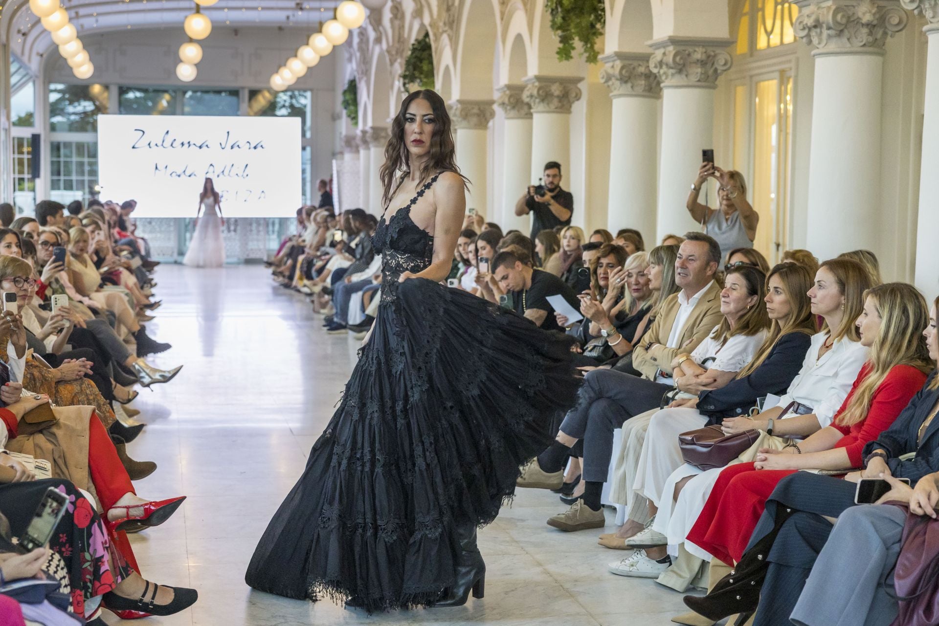 María Clara García con un vestido de Zulema Jara, la diseñadora de moda ibicenca de Los Corrales de Buelna.