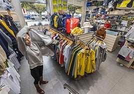 Godofredo, uno de los comercios donde tradicionalmente se acude en busca de un buen chubasquero.