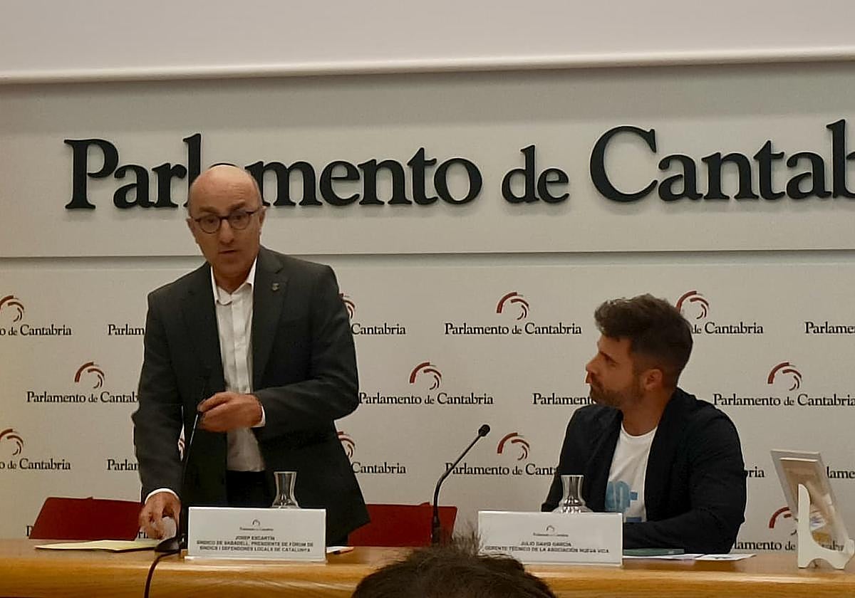 Josep Escartin, defensor de Sabadell y Julio David García, gestor de Nueva Vida, en la ponencia del Parlamento de Cantabria
