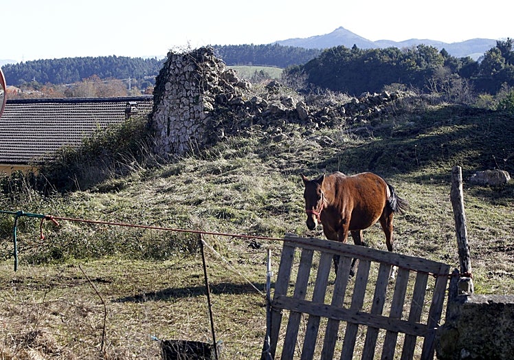 Las piedras de lo que era el torreón de Villapresente.