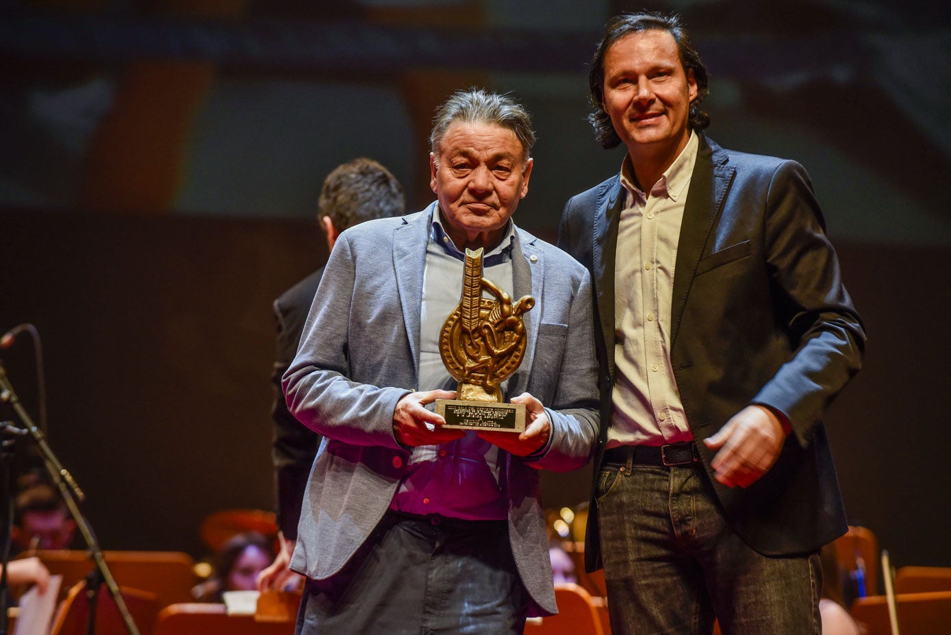 Recibe de Pedro López un premio de la Gala del Deporte de Cantabria.
