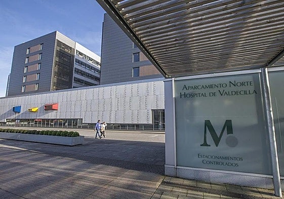 Acceso peatonal al parking de Valdecilla Norte.