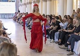 Vanessa Martínez con falda y top de la diseñadora de Los Corrales de Buelna Zulema Jara y tocado de My Josefin.