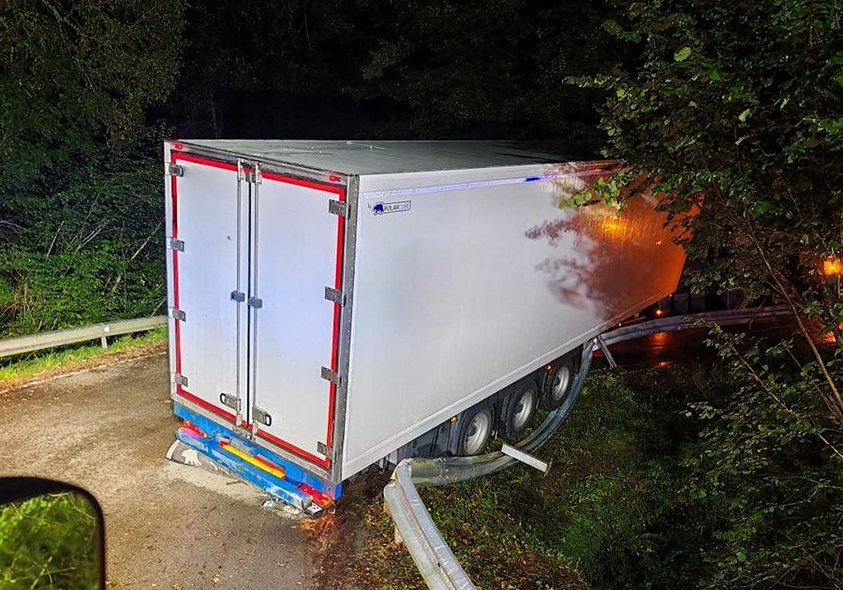 Cortada la carretera de Anievas por una aparatosa salida de vía de un camión