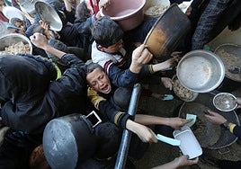 Colas del hambre en Gaza, febrero de 2024. La hambruna ha sido confirmada en la ciudad de Gaza, una crisis provocada deliberadamente por decisiones del Gobierno israelí