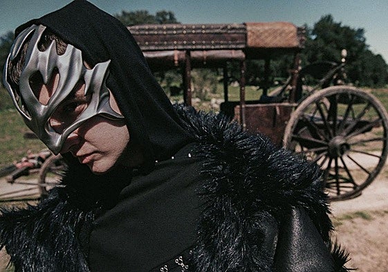 El raperto Recycled J, en uno de sus videclips, será el encargado de inaugurar la sala Kaya.