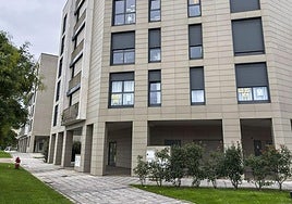 El edificio de la calle Hermanos Calderón 28, en Peñacastillo, en el que se abrirá un salón de juegos.