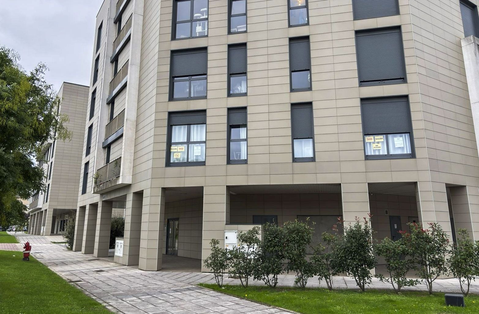 El edificio de la calle Hermanos Calderón 28, en Peñacastillo, en el que se abrirá un salón de juegos.