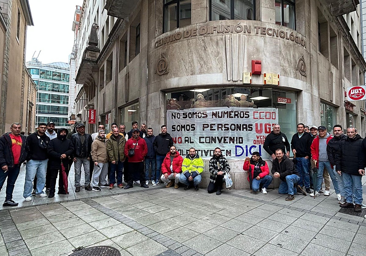 Concentración de trabajadores de DIGI este miércoles en Santander, en el segundo día de huelga.