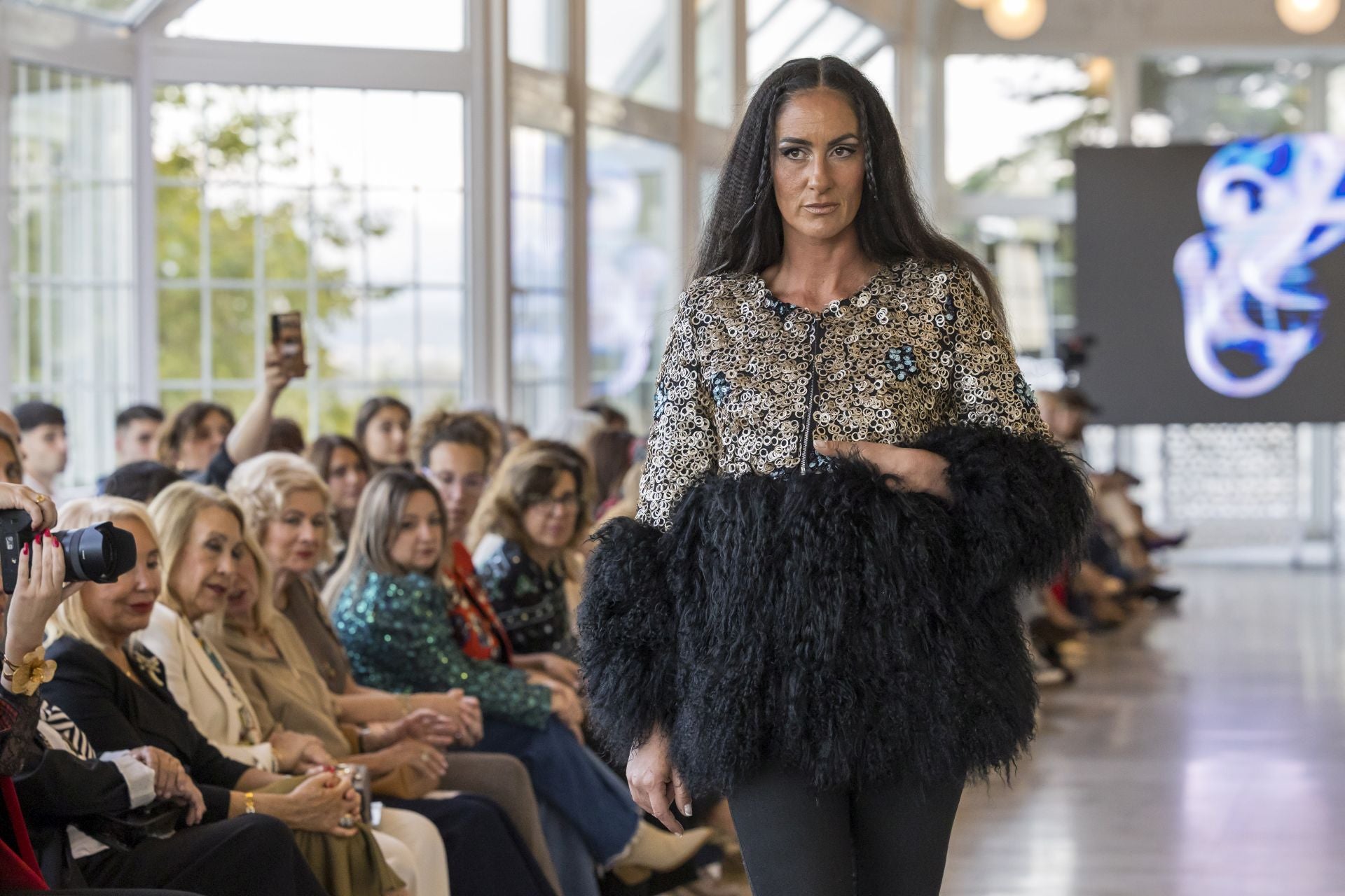 Katia Bolado luce otro de los abrigos de Allegra.