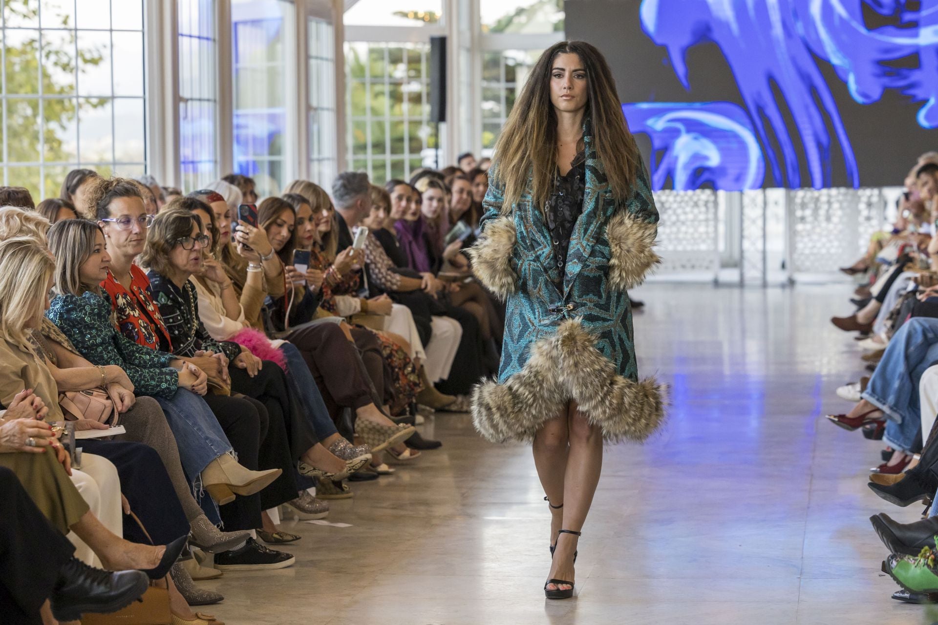 Paula Díaz, con otro de los abrigos inconfundibles de Paula Alegría para su firma Allegra.