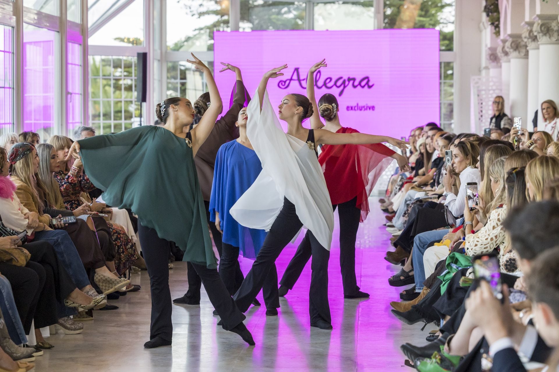 Un grupo de bailarinas de Mancina abrió el desfile de la diseñadora santanderina Paula Alegría con su firma Allegra. La tarde arrancó con la canción 'El equilibrio es imposible' de Iván Ferreiro y las bailarinas simbolizaban los cinco elementos del Feng Shui -tierra, agua, madera, fuego y metal-.