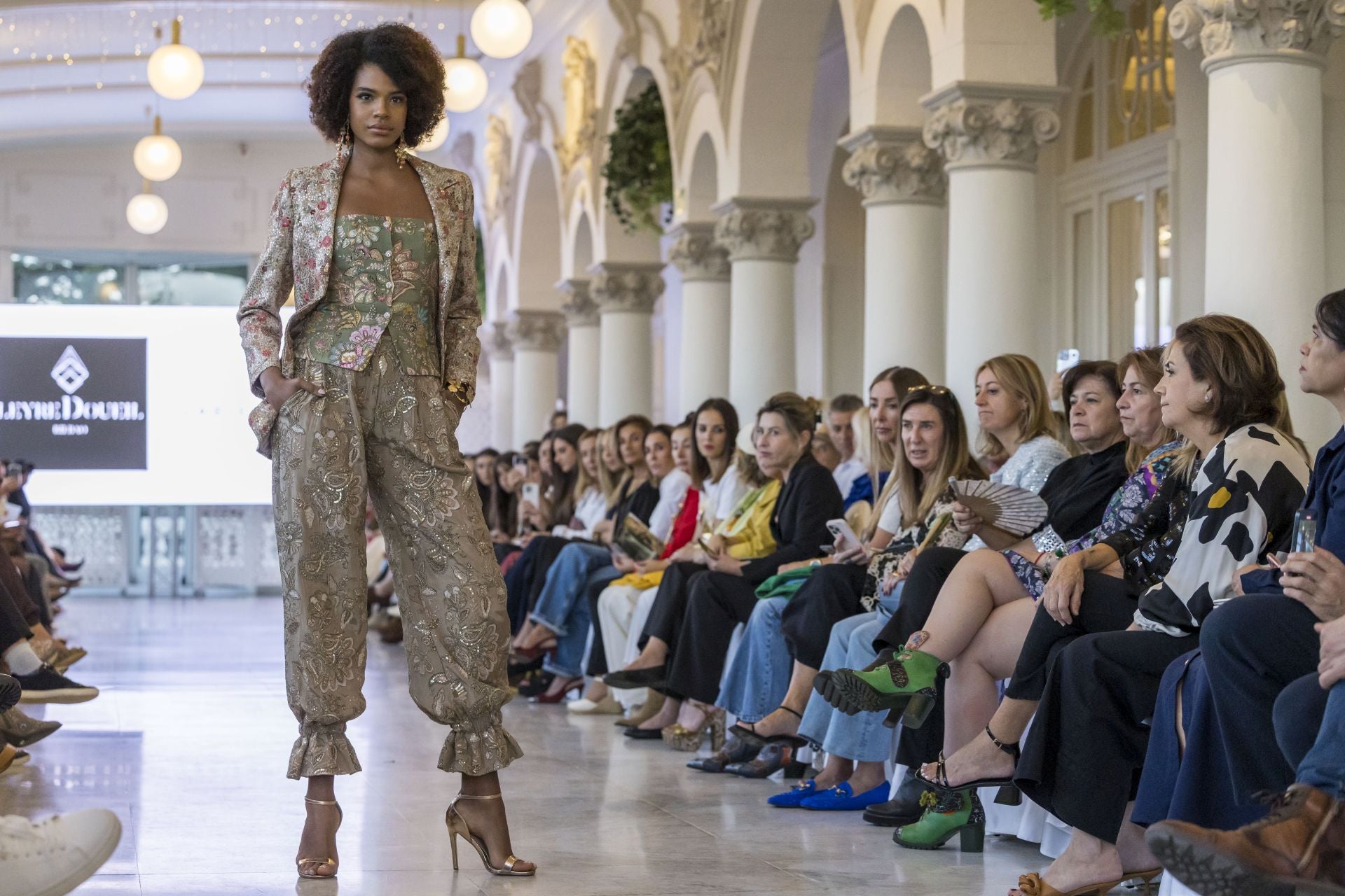 Catalina Castaño, con otro de los trajes de la firma vasca Leyre Doueil.