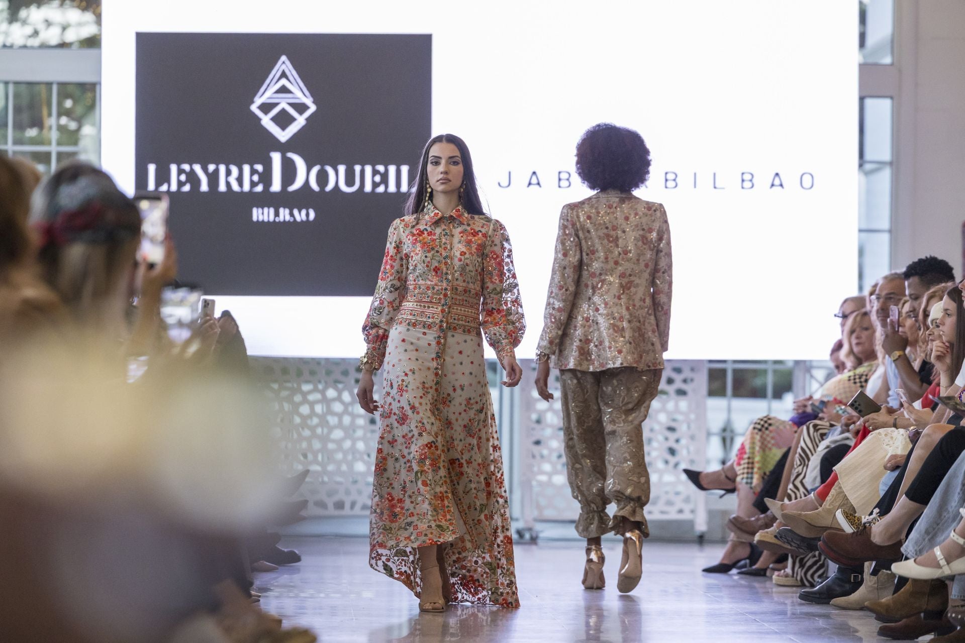 Amelia Tarán entrando en la pasarela con un vestido de Leyre Doueil. 