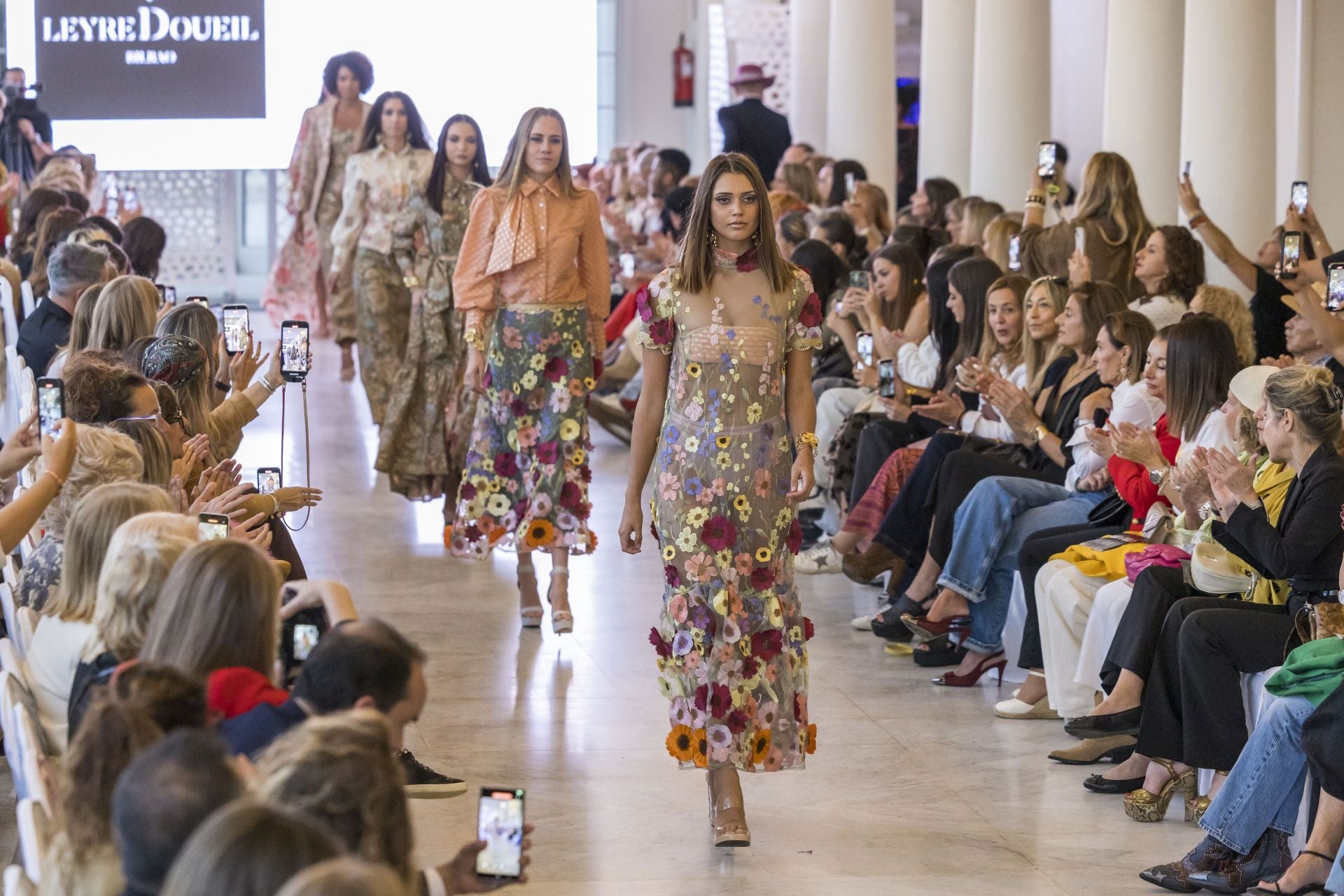 Carrusel final del desfile de Leyre Doueil y Jabier Bilbao.