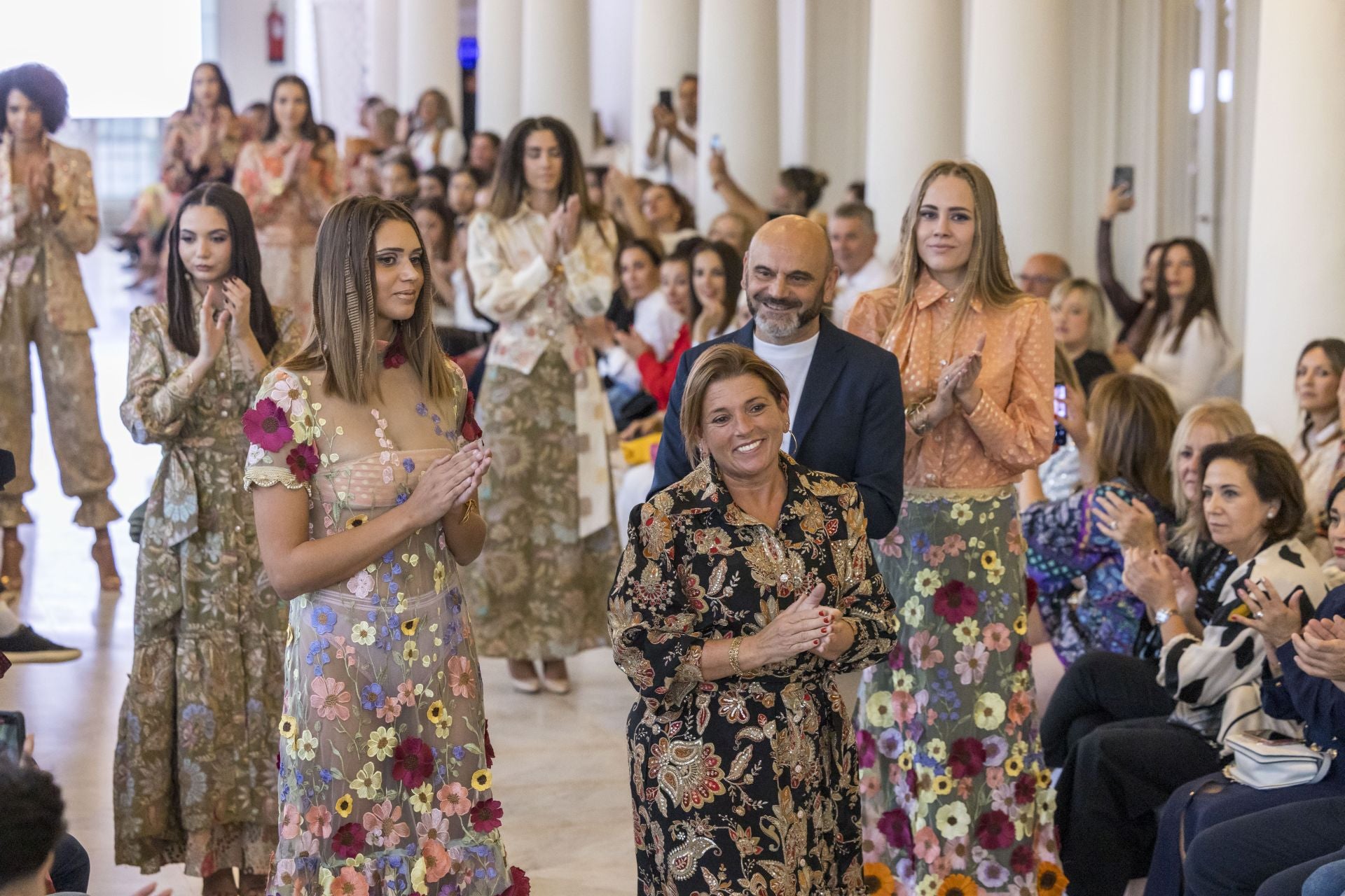 Los creadores vascos Leyre Doueil y Jabier Bilbao saludan al finalizar su desfile en la Santander Slow Fashion'25.