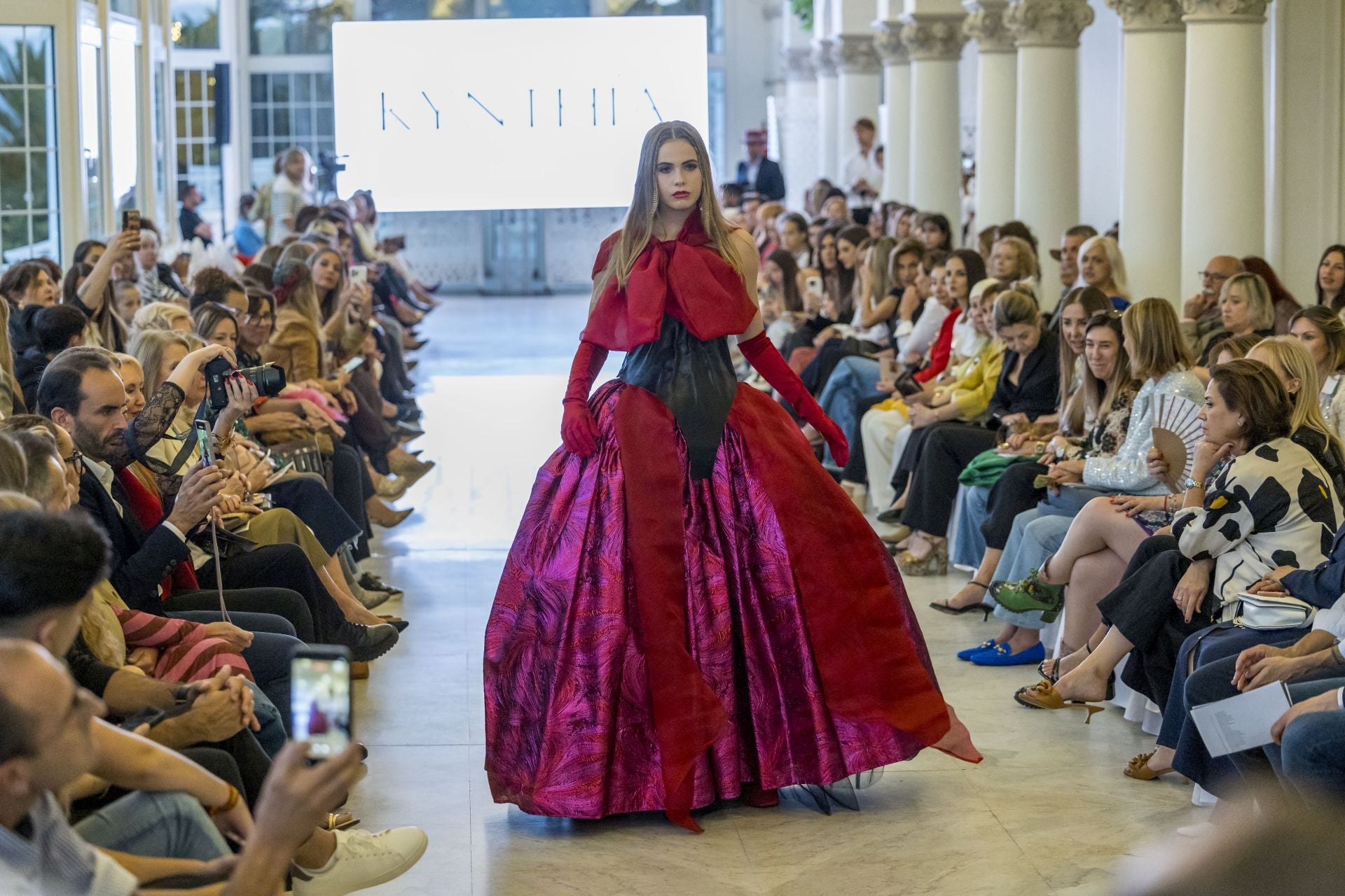 María Ruiz, con otra de las propuestas llenas de volumen de Kynthía.