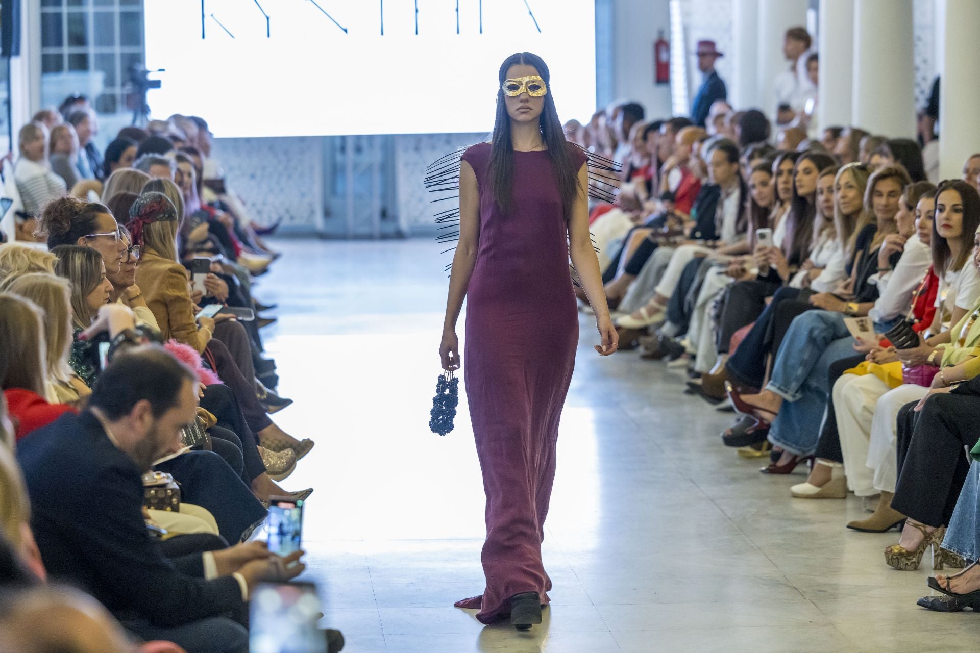 Amelia Taran, con otra de las propuestas de Kynthía que como dice la diseñadora Cinthya Martínez busca convertirse en un refugio personal y exclusivo para sus clientas.