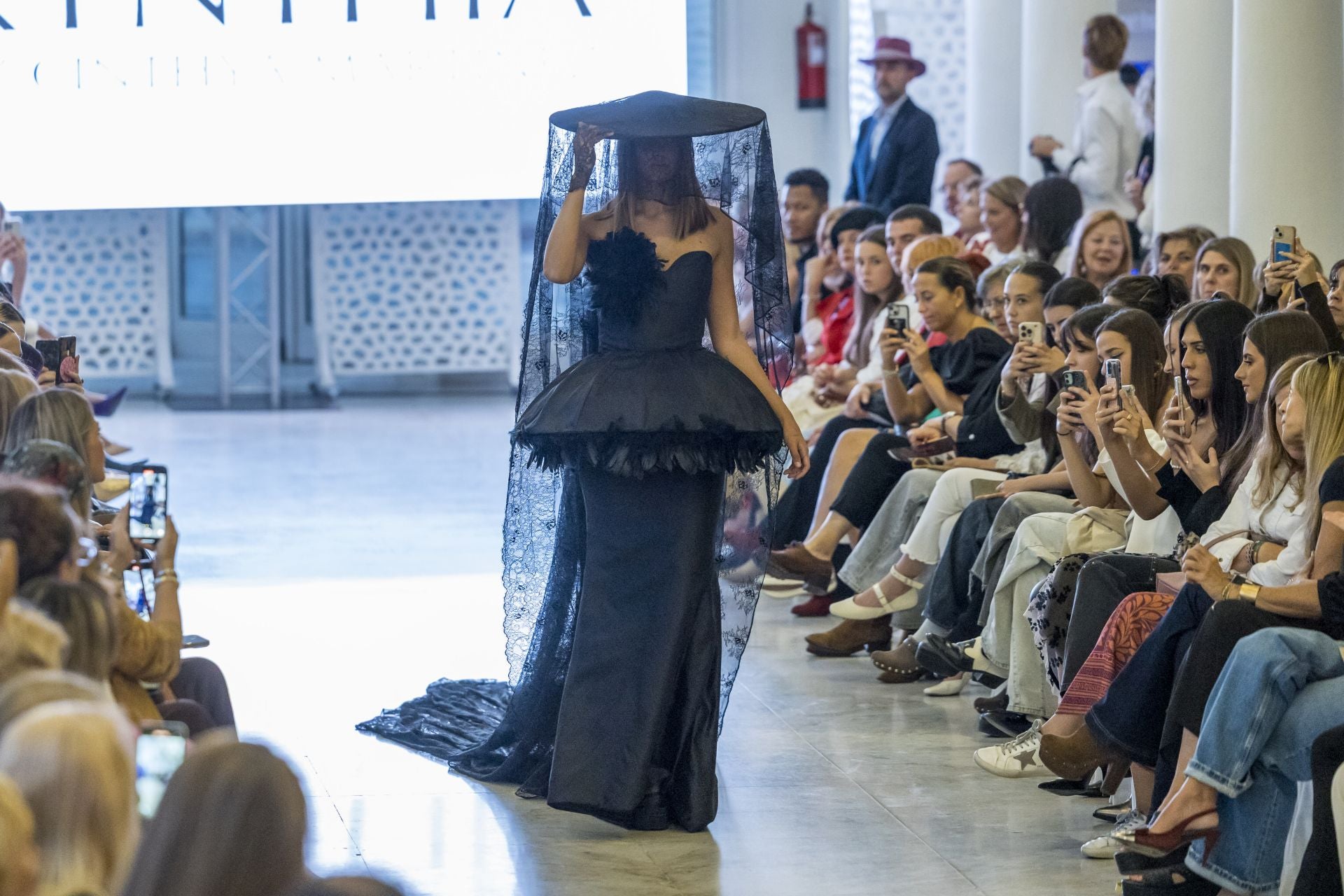 Abbie Potter, con otro de los diseños asturianos de Kin