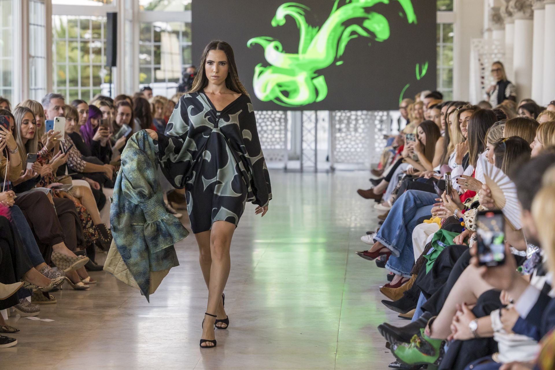 Bárbara Rey, con vestido y abrigo de Allegra.