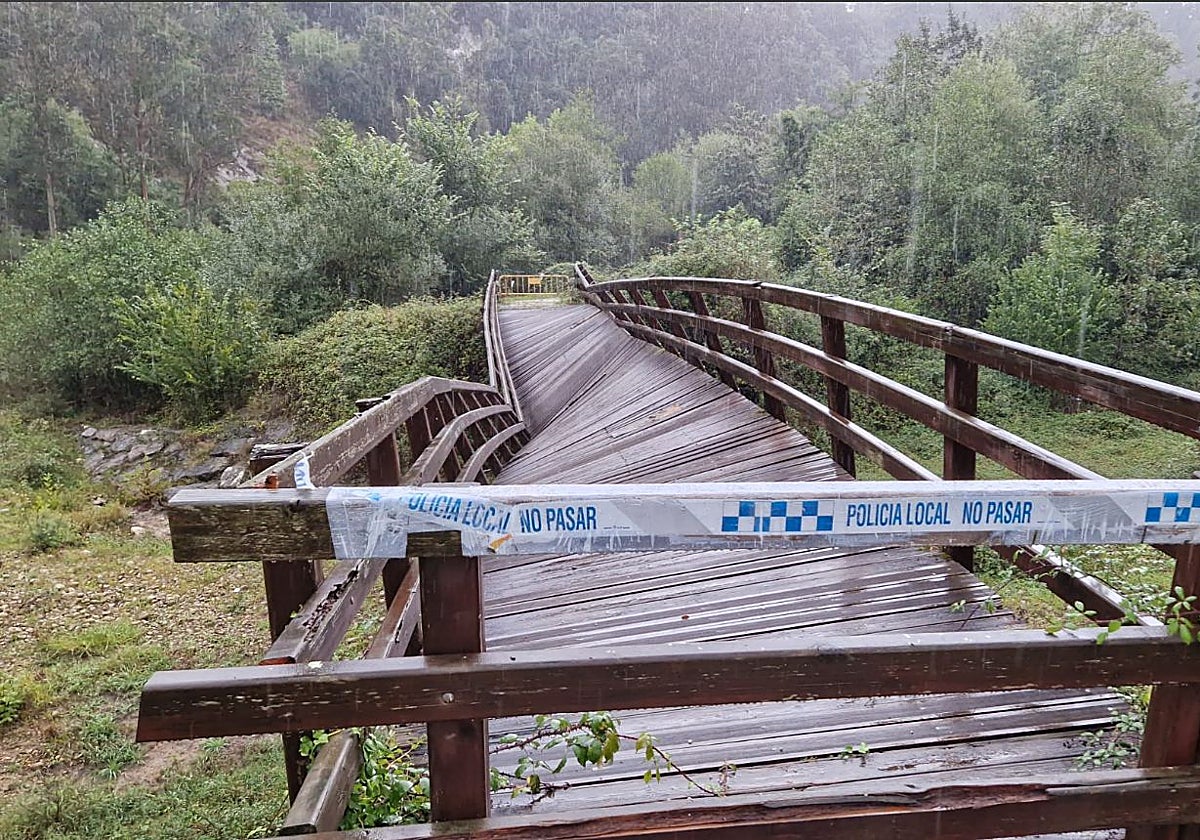 El puente torcido de Muñorrodero cerrado al paso con cinta policial.