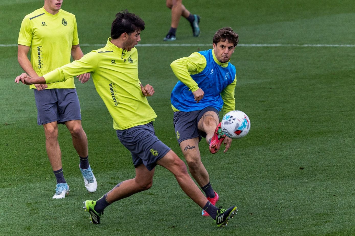 Izan Yurrieta lanza un pase ante la oposición de Facu González. 
