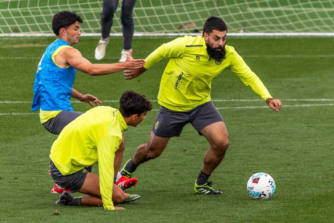 Aldasoro trata de arrebatar el balón a Villalibre, en presencia de Sergio Martínez. 